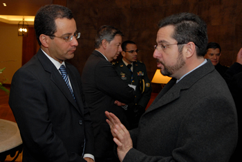 El Secretario de Prensa de la Presidencia de la República, César Mauricio Velásquez, dialoga con el Embajador de Colombia en Argentina,  Álvaro García Jiménez, en los pasillos del Hotel y Resort Llao Llao, en Bariloche (Argentina), sede de la Cumbre Extraordinaria de Unasur.