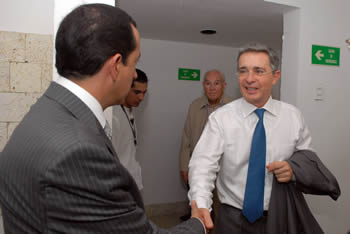 El Presidente Álvaro Uribe Vélez fue recibido este jueves por el Presidente de la Corte Suprema de Justicia de Colombia, Augusto Ibáñez Guzmán, a su llegada al Hotel Las Américas, de Cartagena, donde se instaló la IV Cumbre de Presidentes de los Poderes Judiciales de la Unión de Naciones Suramericanas (Unasur).
