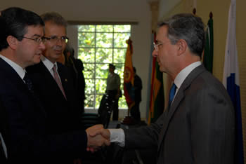 El Presidente de la República, Álvaro Uribe Vélez, a su llegada al Hotel Las Américas,de Cartagena, donde se inauguró la IV Cumbre de Presidentes de los Poderes Judiciales de la Unión de Naciones Suramericanas (Unasur), saludó al Presidente de la Sala Contenciosa Administrativa de la Corte Nacional de Justicia de Ecuador, Juan Cristóbal Morales Ordóñez. Observa el Vicepresidente de la Corte Suprema de Justicia de Colombia, Jaime Arrubla Paucar. 