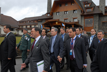 El Presidente de Colombia, Álvaro Uribe Vélez, acompañado de su equipo de trabajo, al llegar este viernes al Hotel Llao Llao, de Bariloche (Argentina), para la reunión extraordinaria de mandatarios de la Unión de Naciones Suramericanas (Unasur).  