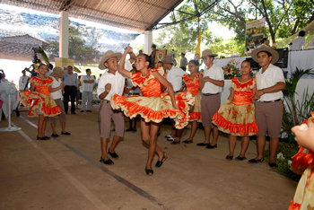 El grupo de danza llanera ‘Renacer del Joropo’, bajo la dirección de Juana Curbelo, inició este sábado el Consejo Comunal en Puerto Carreño, Vichada. El grupo está compuesto por 18 niños, niñas y jóvenes del municipio.