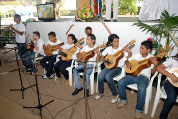 Ocho niños del grupo de música llanera ‘Hilgueros del Llano’ interpretaron dos canciones autóctonas para recibir al Presidente Álvaro Uribe Vélez, quien este sábado lideró el Consejo Comunal en Puerto Carreño, Vichada.