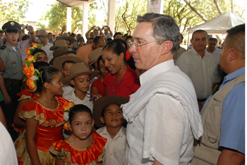 “Muchas gracias, realizaron una presentación magistral”, dijo el Presidente Álvaro Uribe Vélez a los integrantes del grupo de danza llanera ‘Renacer del Joropo’. Con su presentación se inició este sábado el Consejo Comunal en Puerto Carreño, Vichada.