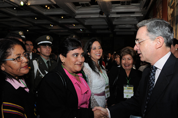 Un grupo de empresarias del sector arrocero le dieron la bienvenida al Presidente de la República, Álvaro Uribe Vélez, a su arribo este jueves al Congreso Nacional del sector, celebrado este jueves en el Hotel Tequendama de Bogotá. 