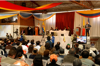 Durante el Consejo Comunal 259, que se realizó este sábado en el Colegio ‘Cedid San Pablo’, en la localidad de Bosa, en Bogotá, el Presidente Álvaro Uribe Vélez destacó los avances de la seguridad en la capital del país. Le acompañaron en la mesa principal el Gobernador de Cundinamarca, Andrés González; el Comandante de la Policía de Bogotá, general César Augusto Pinzón; y el Alcalde de Bosa, Juan Carlos Castellanos, entre otros. 