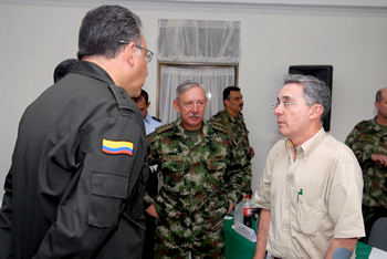 El Presidente de la República, Álvaro Uribe Vélez, escucha al Director de la Policía, general Óscar Naranjo Trujillo; y al Comandante del Ejército, general Óscar González peña, durante el Consejo de Seguridad que el Mandatario lideró este domingo en Montería, capital de Córdoba. A la reunión asistieron los Altos Mandos Militares y de Policía, y los alcaldes de doce municipios de la región.