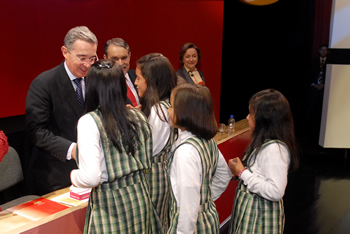 El Presidente Álvaro Uribe felicita a las niñas del Grupo Raíces, de la Institución Educativa Nuestra Señora de las Mercedes, quienes ganaron el premio a Mejor Grupo de Educación Preescolar Básica y Media, por sus proyectos investigativos impulsados desde el aula.