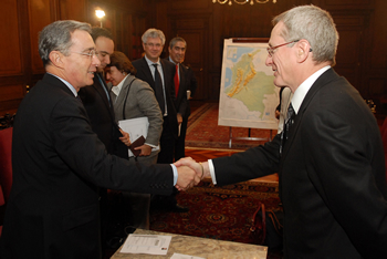 El Presidente Álvaro Uribe Vélez saluda al Viceministro de Asuntos Exteriores de Canadá, Leonard Edwards, con quien sostuvo un encuentro este miércoles en el Salón Protocolario de la Casa de Nariño, para revisar temas de interés para las dos naciones.