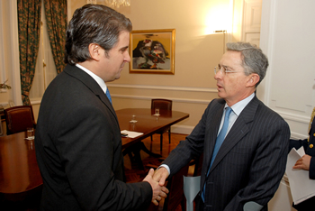 El Presidente Álvaro Uribe Vélez saluda al Jefe de Misión de Apoyo al Proceso de Paz de la Organización de Estados Americanos (OEA), Marcelo Álvarez Mazza, con quien se reunió este jueves en el Salón Obregón de la Casa de Nariño.