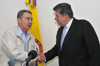 El Presidente Álvaro Uribe Vélez saluda al Contralor Julio César Turbay Quintero, durante la presentación de un informe sobre la evaluación de la gestión pública en el año 2008, presentado este viernes por la entidad en Catam.