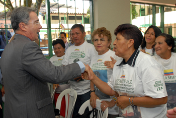 Durante una hora, el Presidente Álvaro Uribe Vélez se reunió este lunes en Medellín con los familiares de policías y militares secuestrados por las Farc, antes de encabezar un Consejo Social y de Seguridad en la capital antioqueña.