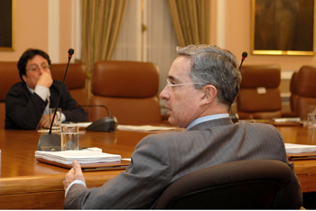 El Presidente Álvaro Uribe Vélez escucha la exposición sobre cómo operará en Colombia el programa Exportafácil, que beneficia a las Mypimes del país, durante la sesión del Consejo Nacional de Política Económica y Social (Conpes), que se realizó este lunes en la Casa de Nariño.