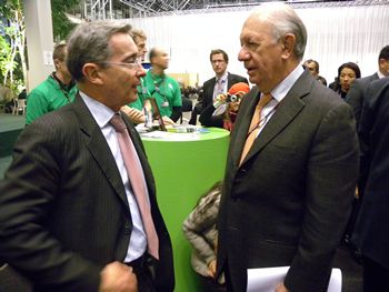 El Presidente älvaro Uribe conversa con el ex Presidente de Chile, Ricardo Lagos, sobre algunos de los compromisos que deben adoptar los países en el marco de la XV Cumbre de ONU para el cambio Climático. Lagos destacó el liderazgo de Uribe en el tema.