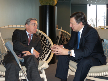 El Presidente Álvaro Uribe durante la reunión que tuvo este jueves con el Presidente de la Comisión Europea, José Manuel Barroso, en el marco de la XV Cumbre de Naciones Unidas para el Cambio Climático, que se desarrolla en el Bella Center de Copenhague (Dinamarca). 