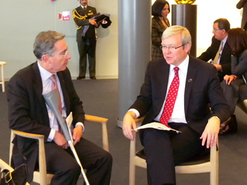 El Presidente Álvaro Uribe se reunió este jueves en Copenhague (Dinamarca) con el Primer Ministro de Australia, Kevn Rudd, para revisar el tema del ingreso de Colombia a la Asociación de Países de la Cuenca del Pacífico.