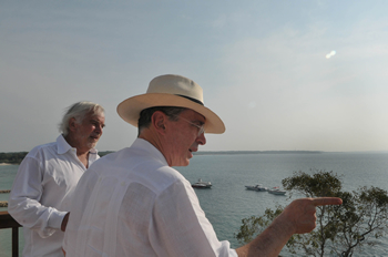 El Presidente Álvaro Uribe observa la inmensidad del Mar Caribe desde uno de los balcones del Hotel Royal Decamerón Barú, cuya primera fase fue inaugurada este lunes. Lo acompaña el Presidente de Hoteles Royal Decamerón, Luccio García Mancilla. 