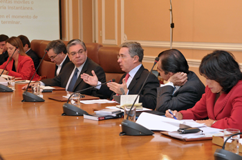 El Presidente Álvaro Uribe interviene en el Consejo de Ministros que se desarrolló este martes en Casa de Nariño. Lo observan los ministros de la Protección Social, Diego Palacio Betancourt (izq.), del Interior y de Justicia (izq.), Fabio Valencia Cossio, y de Hacienda y Crédito Público, Óscar Iván Zuluaga.  