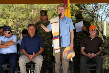 En su mensaje de Año Nuevo el Presidente Álvaro Uribe le pidió a los Estados Unidos que tenga en cuenta todos los esfuerzos que ha hecho Colombia durante los últimos años en materia de seguridad y respeto a los derechos humanos, y apruebe el TLC que está pendiente de la ratificación en el Congreso de ese país.