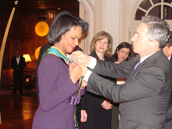 El Presidente de Colombia, Álvaro Uribe Vélez, condecoró este martes en Washington, con la Orden de San Carlos, a la Secretaria de Estado de Estados Unidos, Condoleezza Rice, como un reconocimiento a su apoyo a nuestro país.
