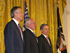 El Presidente Álvaro Uribe, junto a los ex Primer Ministros de Inglaterra, Tony Blair, y de Australia,  John Howard, en la ceremonia en la Casa Blanca, este martes 13 de enero, en la que fueron condecorados con la Medalla Presidencial de la Libertad, por parte del Mandatario estadounidense George Bush.