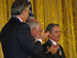 Los ex Primer Ministros de Inglaterra, Tony Blair, y de Australia, John Howard, aplauden al Presidente colombiano, Álvaro Uribe Vélez, en momentos en que este recibía la Medalla de la Libertad. La ceremonia se cumplió este martes, 13 de enero, en la Casa Blanca.