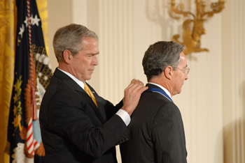Momento en que el Presidente de Estados Unidos, George W. Bush, condecora al Presidente de Colombia, Álvaro Uribe Vélez, con la Medalla de la Libertad, durante una ceremonia celebrada este martes 13 de enero en la Casa Blanca. 