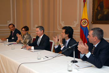 El Presidente Álvaro Uribe lideró este jueves 15 de enero, en la Casa de Nariño, una reunión con directivos de la Cámara de Comercio Colombo-Venezolana, para analizar temas de interés. También participó el Canciller Jaime Bermúdez.