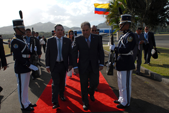 El Presidente de República, Álvaro Uribe Vélez, llegó este viernes 16 de enero, a Ciudad de Panamá, para participar en la Cumbre de Seguridad con los Jefes de Estado de Panamá, México y Guatemala. Uribe fue recibido por un delegado de la Cancillería panameña. 