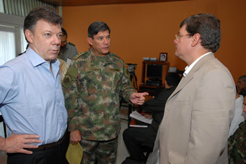El Comandante de las Fuerzas Militares, general Freddy Padilla de León, y el Ministro de Defensa, Juan Manuel Santos, dialogan con el Gobernador del Huila, Luis Jorge Pajarito Sánchez, antes de dar inicio a la reunión extraordinaria de seguridad que se realizó en Neiva.