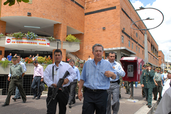 Luego de encabezar un consejo de seguridad en el aeropuerto ‘Benito Salas’, de Neiva, el Presidente Álvaro Uribe se dirigió hacia el Centro Comercial Comuneros, afectado este viernes en la madrugada por un atentado terrorista que dejó cuantiosas pérdidas materiales.