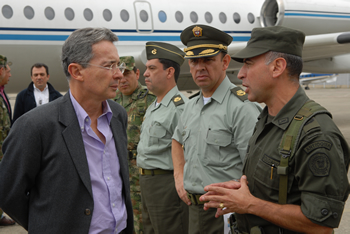 El Comandante de Policía del departamento de Antioquia, Coronel Jorge Eduardo Martínez Guzmán, conversa, este domingo 18 de enero, con el Presidente Álvaro Uribe Vélez, en el aeropuerto Enrique Olaya Herrera, minutos antes de iniciarse un consejo de seguridad en Medellín.