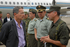 El Comandante de Policía del departamento de Antioquia, Coronel Jorge Eduardo Martínez Guzmán, conversa, este domingo 18 de enero, con el Presidente Álvaro Uribe Vélez, en el aeropuerto Enrique Olaya Herrera, minutos antes de iniciarse un consejo de seguridad en Medellín.