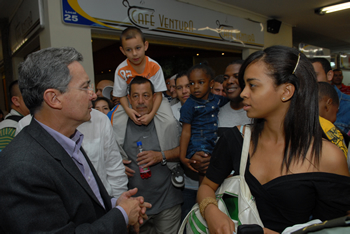 Antes de iniciar un consejo extraordinario de seguridad en Medellín, el Presidente Álvaro Uribe Vélez conversó con algunas personas que se encontraban en el aeropuerto Enrique Olaya Herrera de la ciudad.