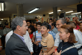 Antes de iniciar un consejo extraordinario de seguridad en Medellín, el Presidente Álvaro Uribe Vélez conversó con algunas personas que se encontraban en el aeropuerto Enrique Olaya Herrera de la ciudad.