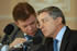 El Presidente Álvaro Uribe escucha con atención un comentario del Ministro de Defensa, Juan Manuel Santos, durante la cuarta rendición de cuentas sobre derechos humanos, que se llevó a cabo este lunes en el Salón Bolívar de la Casa de Nariño.
