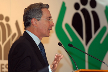 El Presidente Álvaro Uribe dijo que la herramienta que necesita la economía en época de crisis, es fomentar el emprendimiento entre los jóvenes. Lo hizo durante el encuentro ‘Los jóvenes tienen la palabra’, este martes, en Bogotá.