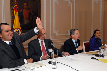 El Ministro de Hacienda, Óscar Iván Zuluaga, saluda a los participantes de la primera Tertulia Económica de 2009, evento liderado por el Presidente Álvaro Uribe, en el cual, entre otros temas, se analizó el plan financiero para el año que recién comienza.