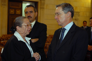 Lucila Corredor, asistente del senador Víctor Renán Barco durante más de 30 años, le narró al Presidente Álvaro Uribe Vélez las circunstancias del fallecimiento del legislador caldense. El congresista fue velado en cámara ardiente en el Capitolio Nacional.