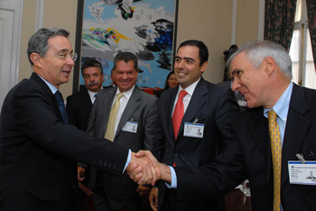 El Presidente Álvaro Uribe Vélez saluda al Vicepresidente de la Federación Nacional de Avicultores de Colombia (Fenavi), Rafael Serrano Urdaneta, minutos antes del encuentro que el Mandatario sostuvo con directivos de este gremio, este martes 20 de enero en la Casa de Nariño.