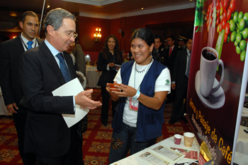 El Presidente Álvaro Uribe Vélez recibió este martes, en el Hotel Tequendama de Bogotá, un obsequio de manos de Gina Paola Montoya, líder del proyecto Café Expreso Éxtasis Quindío, desarrollado dentro del programa ‘Los jóvenes tienen la palabra’, que impulsa el Icbf.