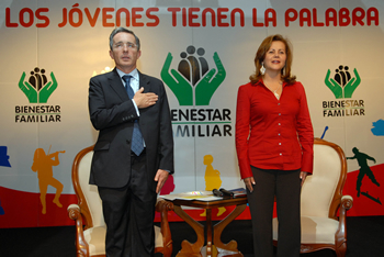 El Presidente Álvaro Uribe y la Directora del Instituto Colombiano de Bienestar Familiar (Icbf), Elvira Forero, durante la instalación del encuentro “Los jóvenes tienen la palabra”, celebrado este martes 20 de enero en el Hotel Tequendama de Bogotá.