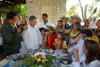 "Es el mejor regalo que me han dado en muchos años. Gracias Álvaro. ¡Qué grata sorpresa¡", le dijo el Presidente de Venezuela, Hugo Chávez, a su homólogo Álvaro Uribe, al ser sorprendido con la llegada de Los Niños Vallenatos, quienes amenizaron el almuerzo ofrecido al  Jefe de Estado y a la comitiva del vecino país, durante la reunión en Cartagena.