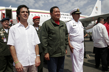 A las 12 y 29 minutos del día llegó a Cartagena el Presidente de Venezuela, Hugo Chávez. Fue recibido en el aeropuerto Rafael Núñez por el Canciller, Jaime Bermúdez Merizalde. Minutos después el mandatario venezolano se dirigió a la Casa de Huéspedes, donde se reunió con el Presidente Álvaro Uribe Vélez 