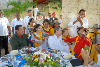 La agrupación de Los Niños Vallenatos amenizó el almuerzo ofrecido por el Presidente de Colombia, Álvaro Uribe, al Presidente de Venezuela, Hugo Chávez y su comitiva, durante la visita oficial que realizó este sábado a Cartagena. 