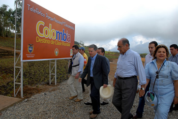 El Presidente Álvaro Uribe Vélez saluda al Gobernador de Santander, Horacio Serpa Uribe, a su llegada a la Mesa de los Santos, para inaugurar el Teleférico del Parque Nacional del Chicamocha, este sábado 24 de enero.