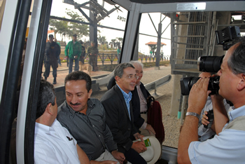 En su recorrido por el Cañón del Chicamocha, en una de las cabinas del Teleférico, el Presidente Uribe estuvo acompañado por el ex presidente Belisario Betancourt y el ex gobernador de Santander Hugo Aguilar. 