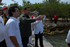 El Presidente Álvaro Uribe Vélez, muestra a su homólogo Venezolano, Hugo Chávez, la vista de la ciudad de Cartagena desde el muelle de la Casa de Huéspedes, donde se reunieron este sábado. Los acompaña el Canciller colombiano, Jaime Bermúdez.