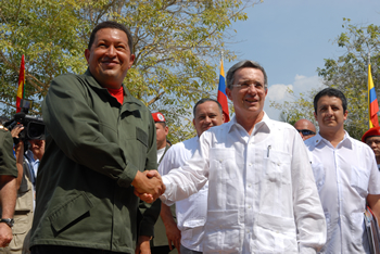 El Presidente Álvaro Uribe saluda a su homólogo de la República Bolivariana de Venezuela, Hugo Chávez Frías, a quien recibió en la Casa de Huéspedes Ilustres de Cartagena, donde ambos mandatarios adelantan una agenda de trabajo en la que revisan los temas de interés común entre ambas naciones. 