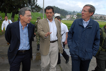 El Presidente Uribe a su llegada al Colegio Inem, de Pasto, en compañía del Director de Acción Social, Luis Alfonso Hoyos, y del Gobernador de Nariño, Antonio Navarro, en donde sostuvieron, este domingo 25 de enero, una reunión con la comunidad afectada por las captadoras ilegales de dinero. 