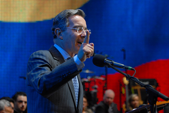 El Presidente Uribe entona el Himno Nacional, en compañía de Johanna Castellanos y de los pastores César Castellanos y Claudia de Castellanos, así como del  Reverendo Wes Richard, durante la Convención número 14 de la Misión Carismática Internacional, en Bogotá.